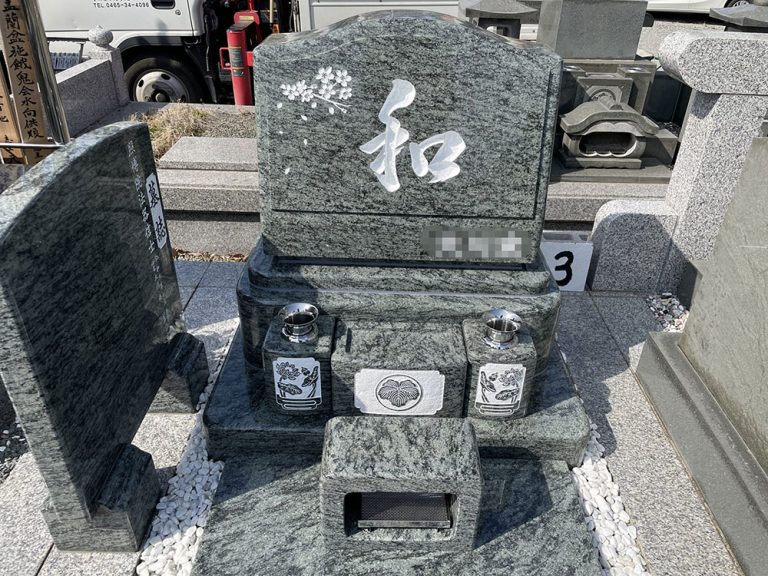 思い出のお墓｜彫刻でオリジナルの墓石｜小田原でお墓作りをお考えなら