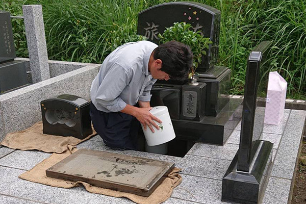 納骨式の様子