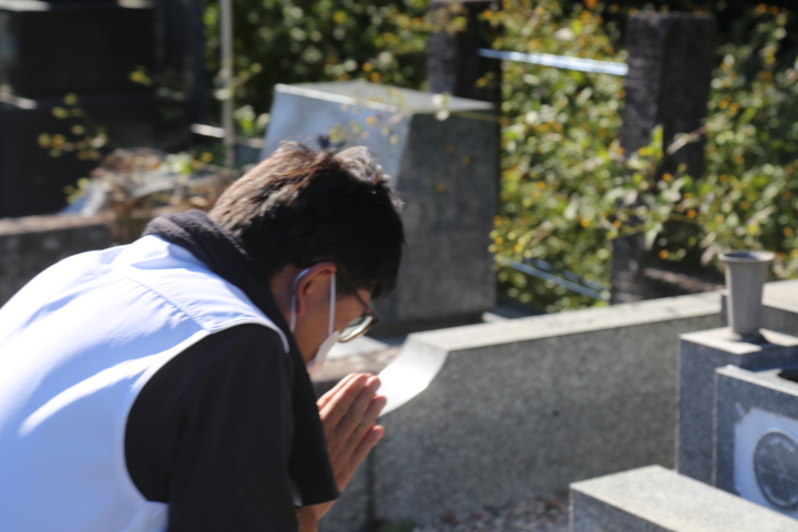 納骨室の蓋を開ける