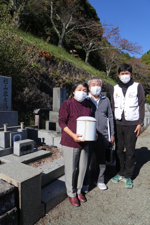お客様が骨壺を運ぶ様子