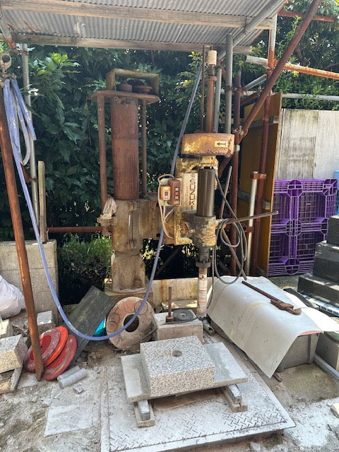 石の穴あけ加工機