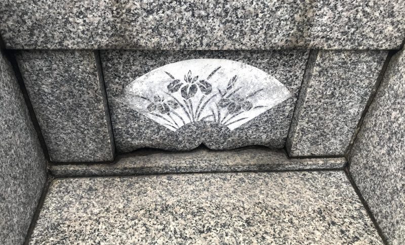 古くなって白色が取れてしまった彫刻に再び白色を入れる