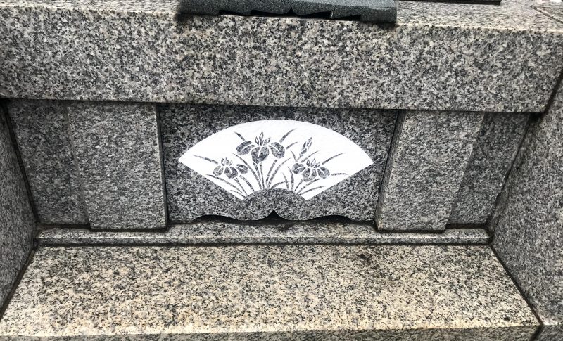 古くなって白色が取れてしまった彫刻に再び白色を入れる