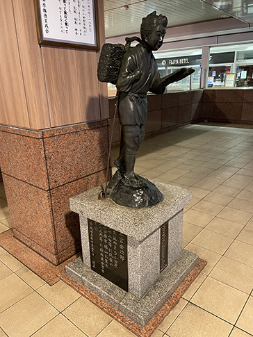 小田原駅構内の二宮金次郎