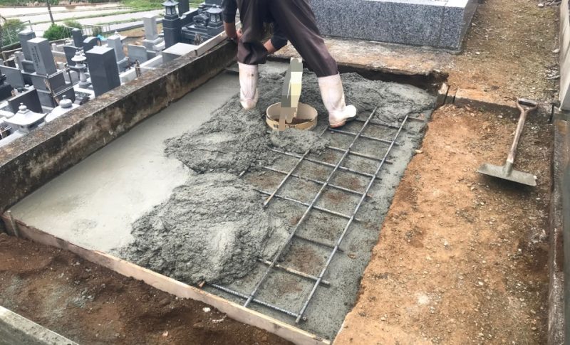 砕石を敷く