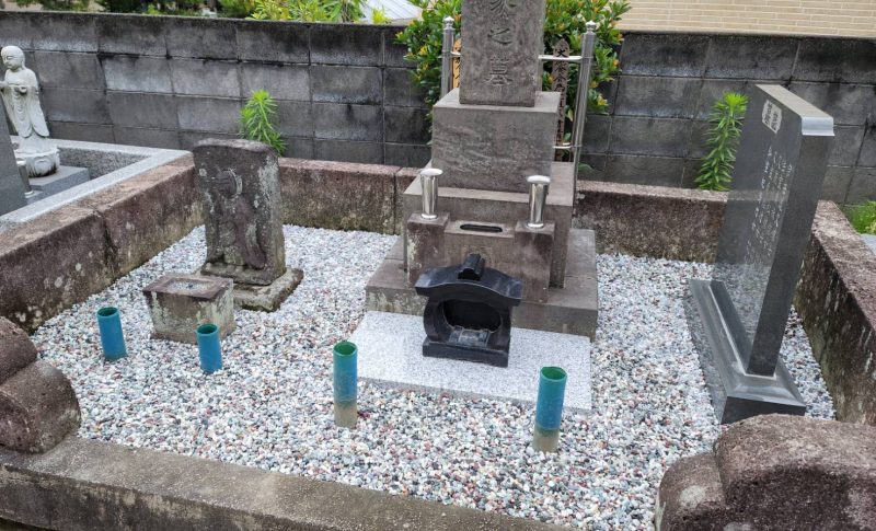 雑草対策でコンクリートを敷きました